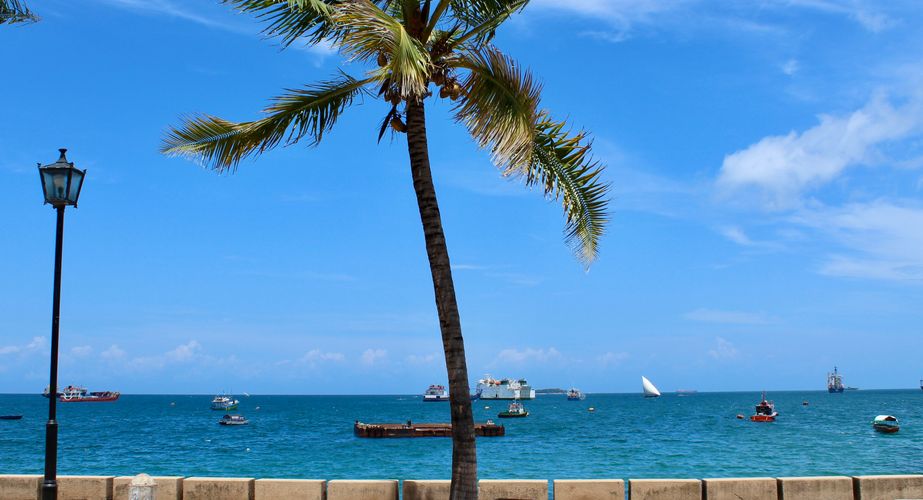 Boulevard en kust Stone Town Zanzibar